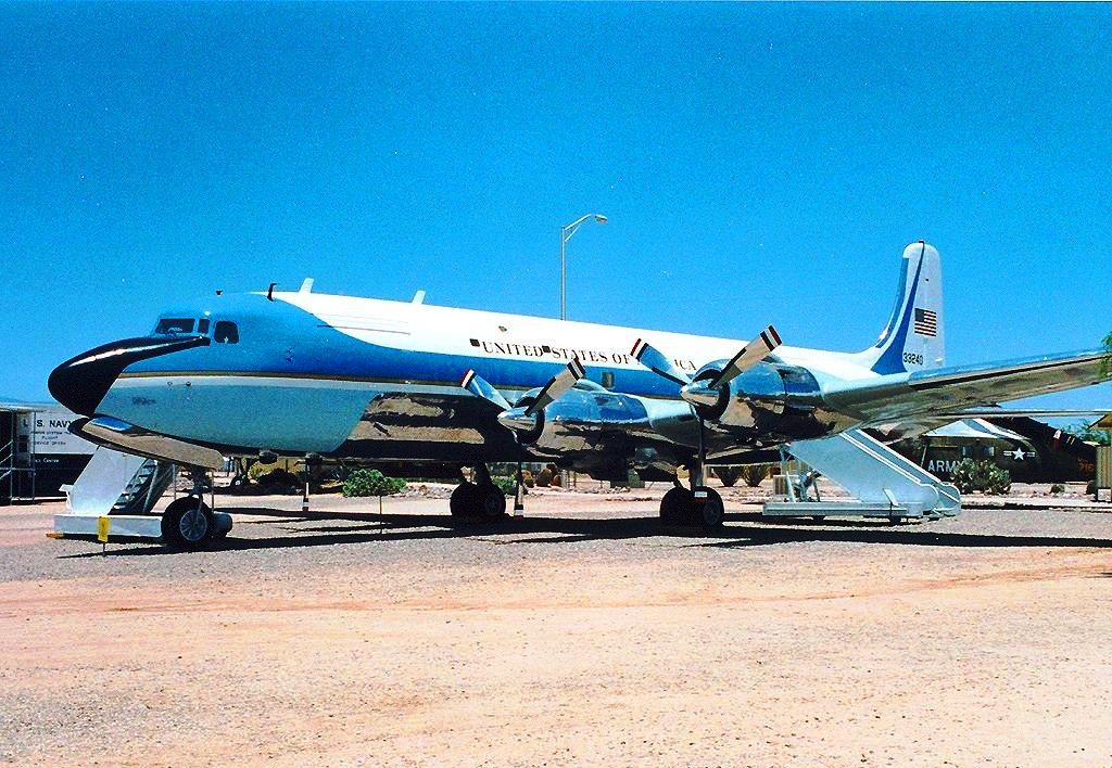 08 Douglas VC-118C Liftmaster zvaný Independence